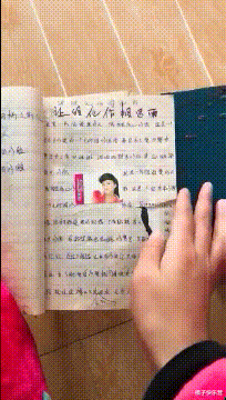 姑娘下次自拍的时候整理一下房间吧，私人用品都曝光了