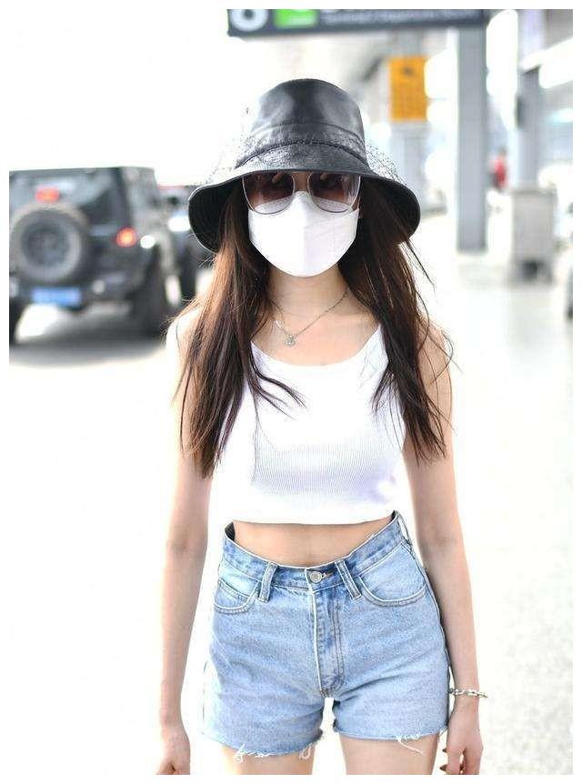 求职 张天爱瘦成“腰精”，XS码裤子穿不满，网友：很省布料