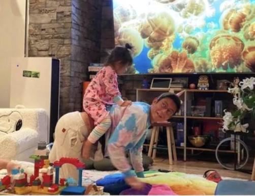 陈冠希|陈冠希育儿观引争议？网友：居然甘愿跟一个浪子学怎么教育女儿