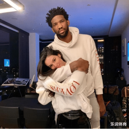 乔尔·恩比德|场上猛兽场下妻管严！恩比德发文感谢超模妻子，相差足足33cm