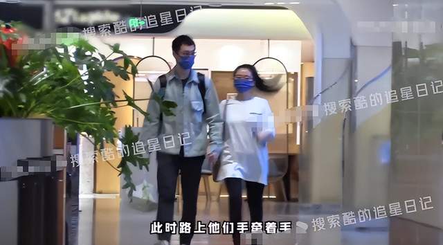 张靓颖|张靓颖与小5岁男友逛街！双手紧牵太甜蜜，男方身材壮实高一个头