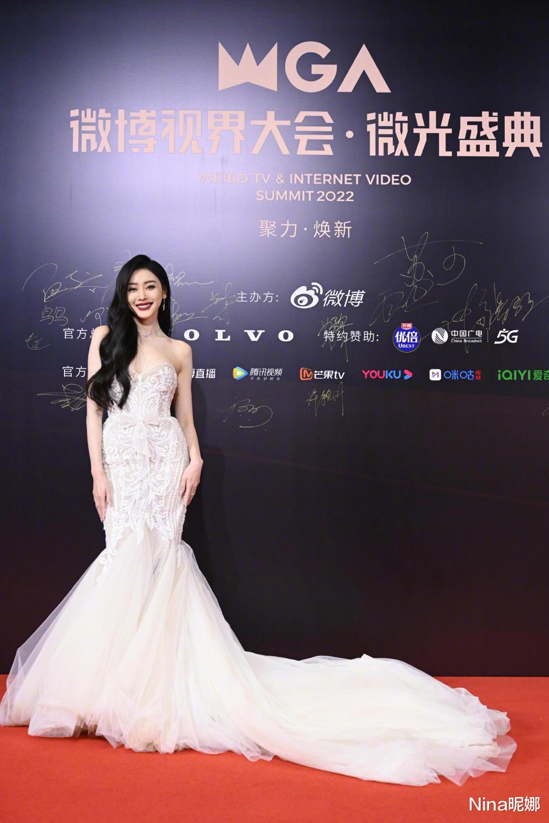 关晓彤|微博视界大会红毯80后完胜90后，baby封神赵丽颖像阿姨，“格格”关晓彤独木难支