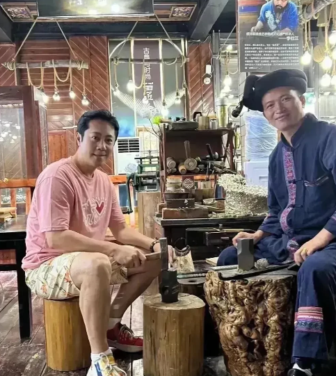 蔡国庆|蔡国庆全家福罕见曝光，蔡国庆老婆看着和蔡国庆像两辈人，有点显老啊