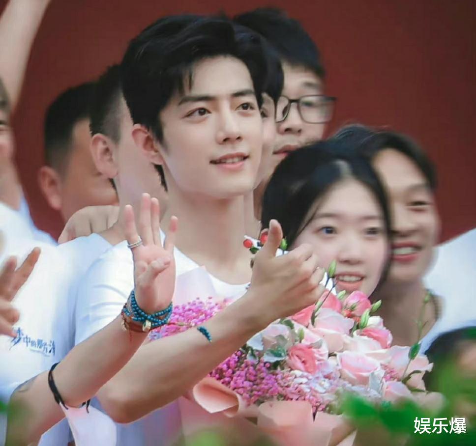 肖战|肖战《那片海》终于杀青，“肖春生”罕见露面，气质变化很明显