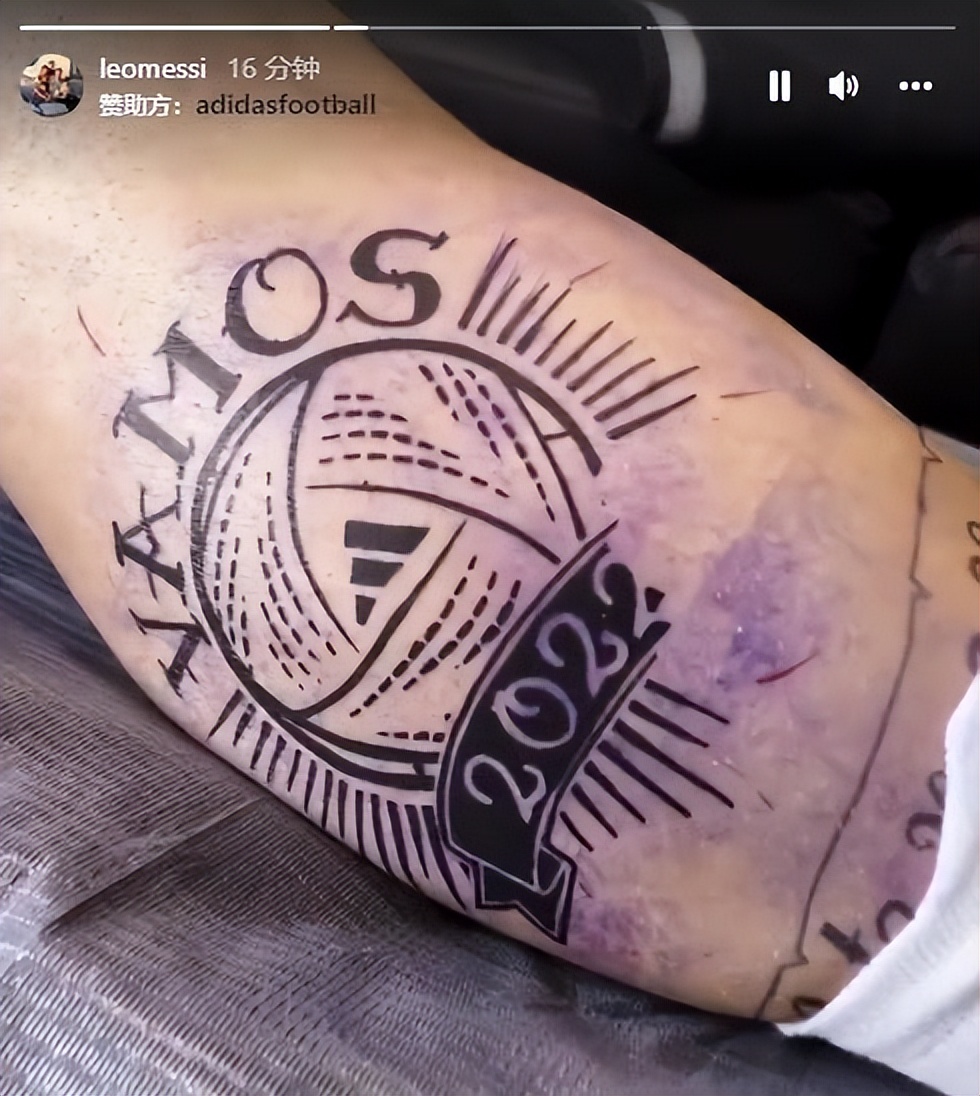 梅西|梅西开了1个愚人节玩笑！他将Adidas+2022世界杯字样“纹”在腿上