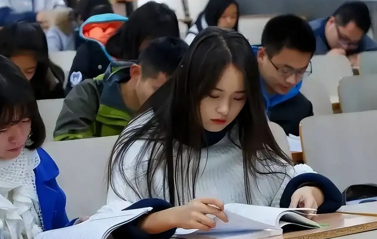 教师|在编教师“工资收入”，与想象中不一样，职业面临困境和迷茫