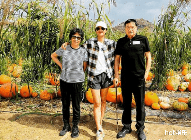 徐静蕾|48岁徐静蕾三年未回老家，一见父母就秀厨艺，做满满一桌美食