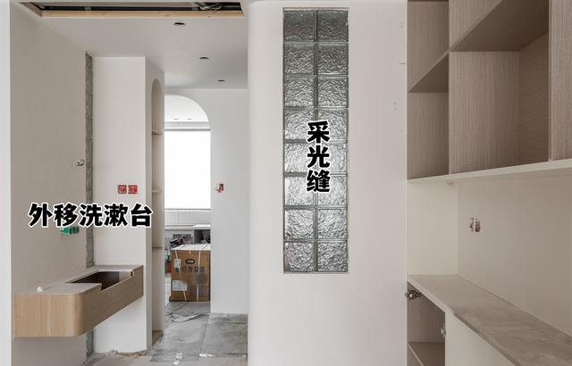 入户对着卫生间门?仅靠一堵假墙搞定,而且还自带多功能!