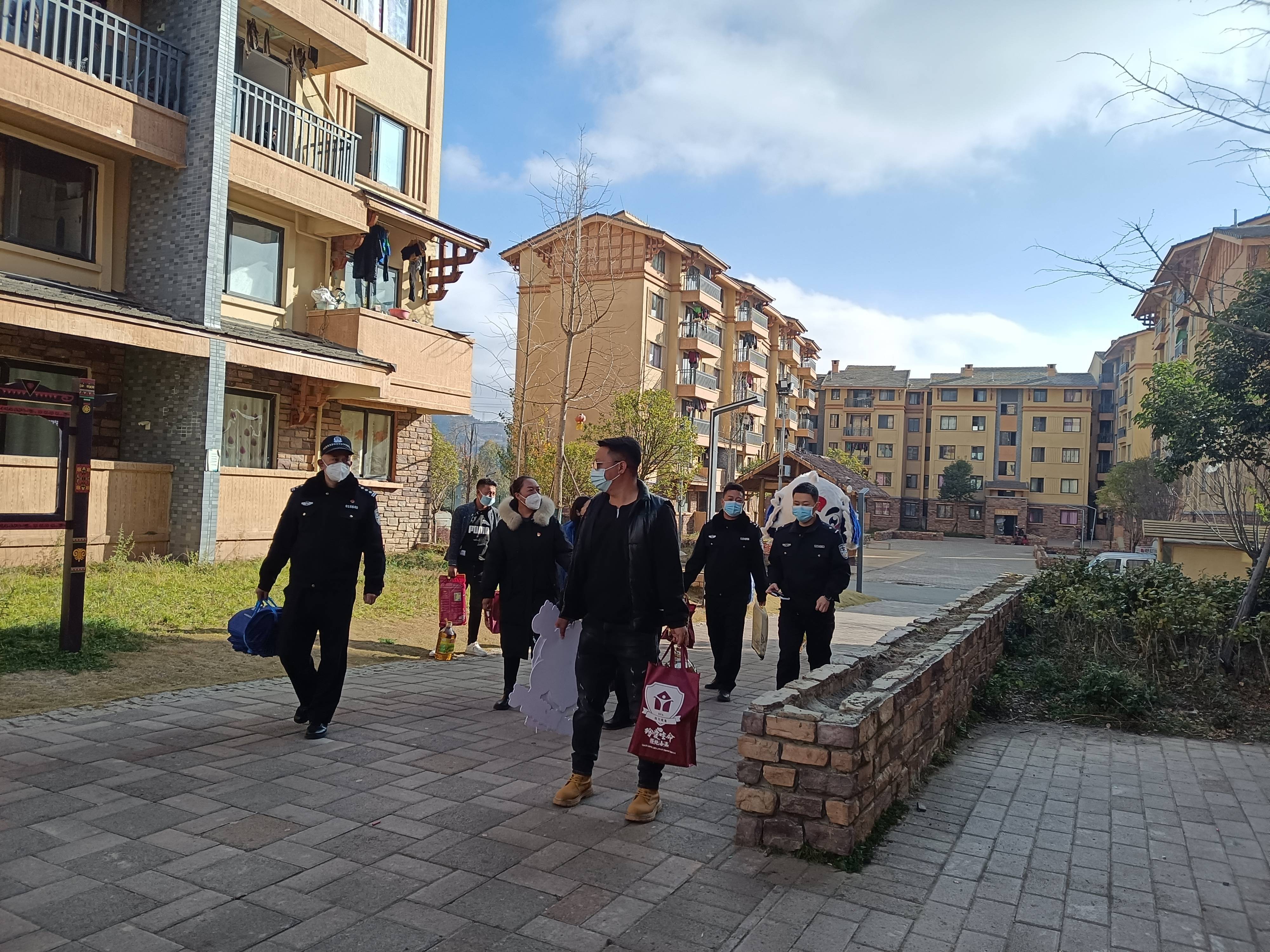 昭觉县携手“火洛”进社区家访慰问吸毒涉艾康复人员