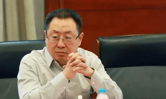 64岁院士直播会议,被女博士抱住献吻,而两人身份背景被曝光!