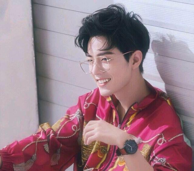 肖战|肖战更新视频透露出位置，依然在剧组拍戏，粉丝调侃被迫“营业”