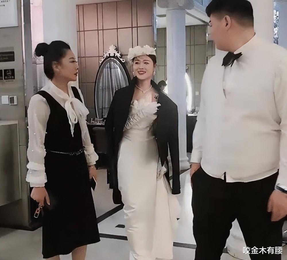 朱之文|儿子婚礼一推再推,商演至今还未恢复,大衣哥无奈倚靠墙根晒太阳