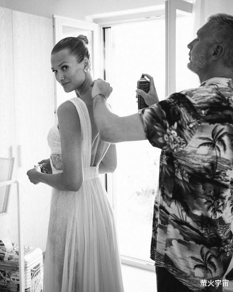 超模|莱昂纳多29岁超模前女友大婚，透明婚纱展曼妙身姿，新郎也是演员