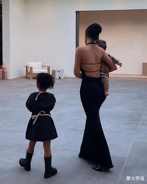 凯莉·詹娜|凯莉·詹娜光腿坐草地上，罕见晒出混血儿子，跟黑人男友越发甜蜜