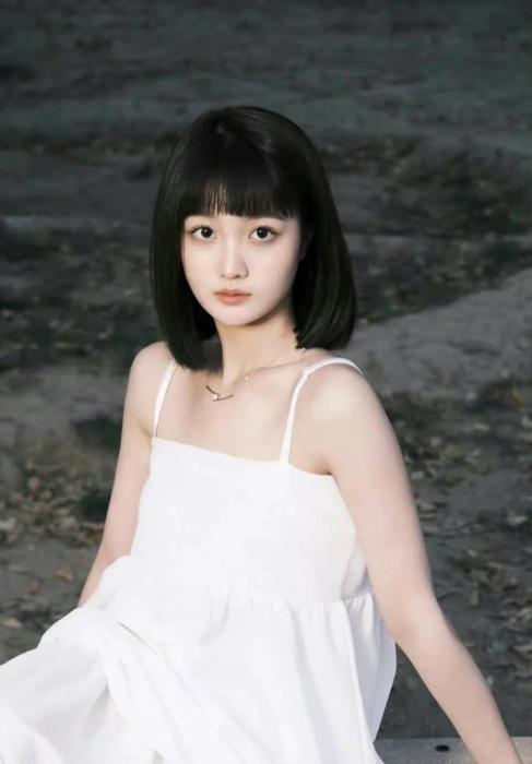 张嘉倪|张嘉倪微博沦陷，五月份发文就被指怪怪的，买超回复也太官方