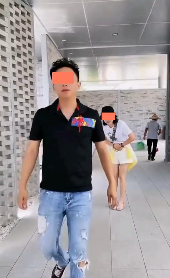 年轻女子忘记生理期,当街陷入尴尬窘境,陌生男子帮其机智解围