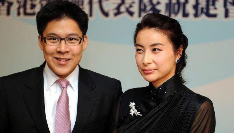 伏明霞|44岁伏明霞现状！婚后5年生3娃，老公年近70仍身居高位