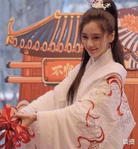 Angelababy|跑男团新疆录制，小女孩见到偶像baby激动哭了，baby贴心为她擦眼泪