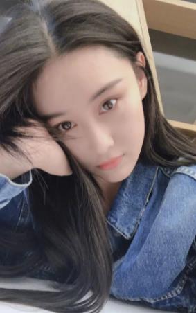 张馨予|曾位居一线的女星张馨予，近日在网络晒出自己一家的合照