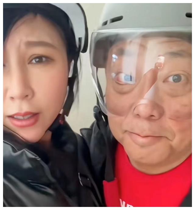 68岁港星定居内地开茶楼,小18岁女友罕见现身,两人同框似父女