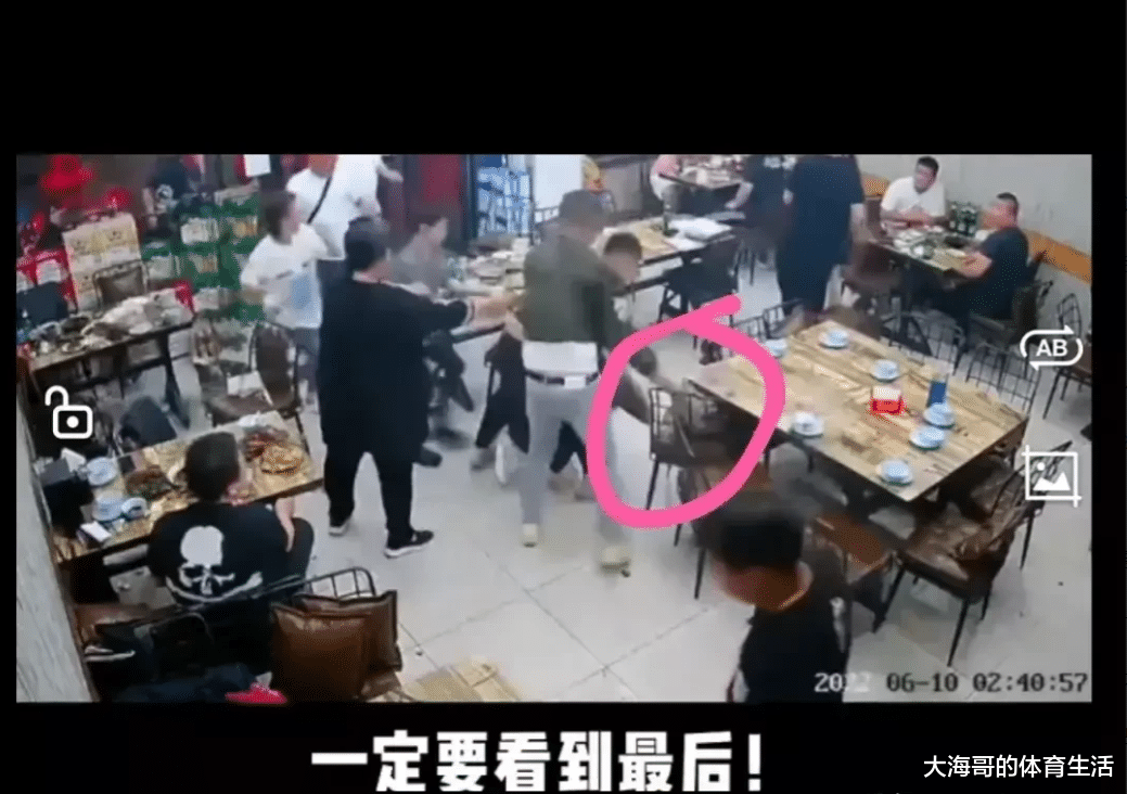 唐山事件中的黑衣女孩事发后再未出现,回看视频时发现她的致命伤!