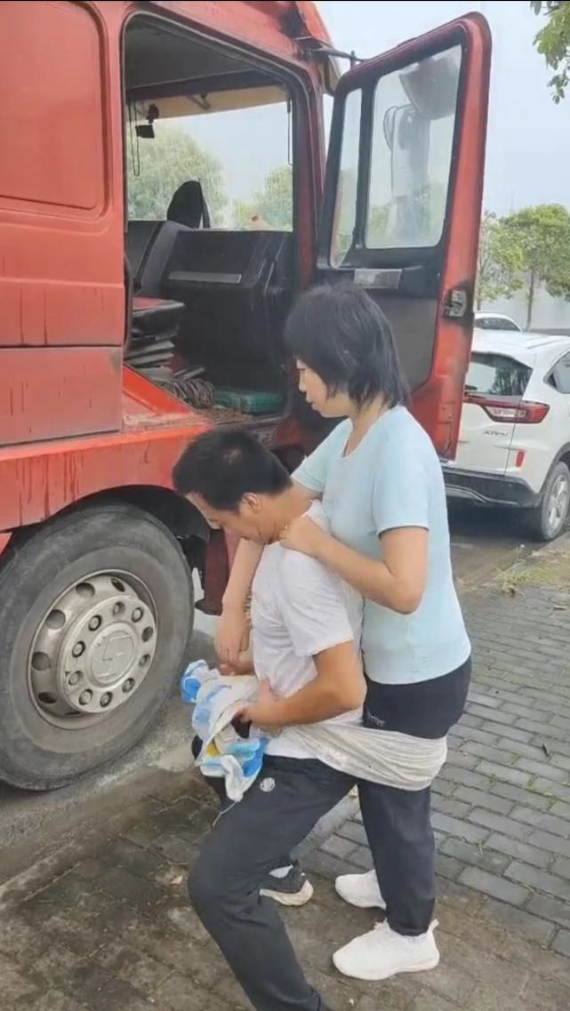 货车司机带偏瘫妻子跑车2年：想换个更大的车头，方便她锻炼