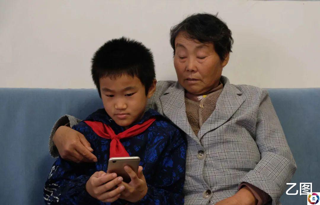 夫妻俩为减轻母亲负担,停了孩子医保,未料断缴第一年儿子出事了