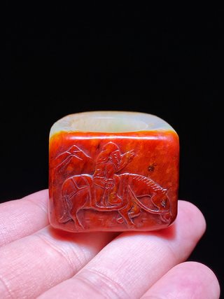 和田玉籽料|明 和田玉籽料留皮 红沁 胡人骑马 马蹄形 扳指 把件