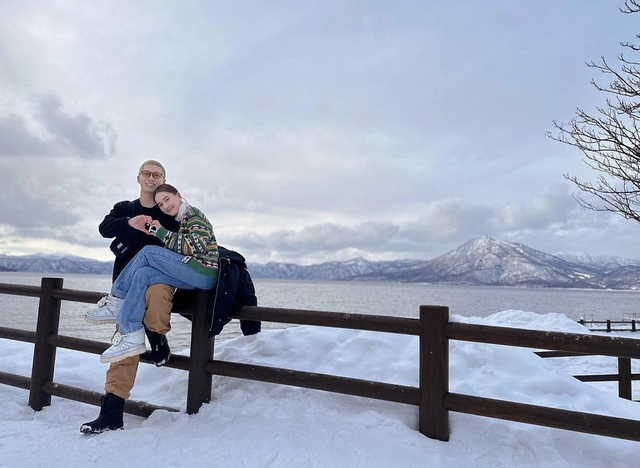 黄景瑜|何超莲情人节高调秀恩爱,坐男友大腿比心,窦骁染白发好时髦