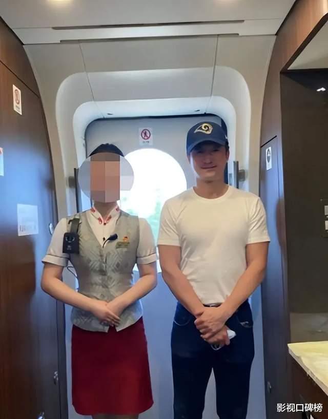 吴京|吴京在高铁上与美女合照保持距离，他其实一直都很注意界限