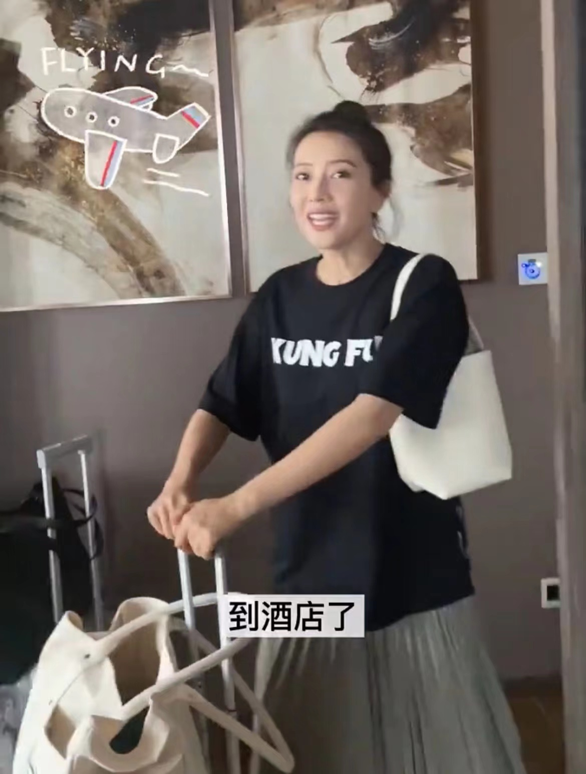 高圆圆|高圆圆出差工作忙碌，捂胸叹气略显疲惫，公开行李箱刷新消费认知