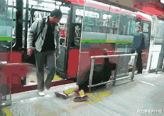 为啥KTV的卫生间里要放一个沙发,有啥用途啊?