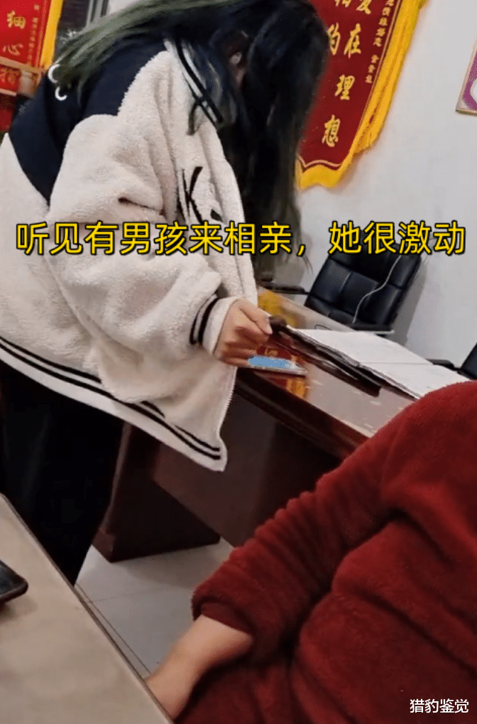 事件回顾:女子染着绿发去相亲,长相漂亮气质忧郁,红娘:她不要彩礼不要房