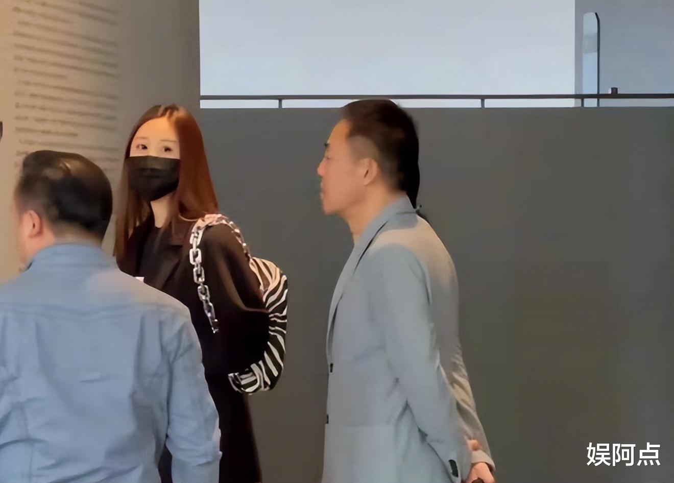 侯勇|侯勇三婚娇妻近照被扒，颜值气质不输女明星！结婚4年仍未怀孕