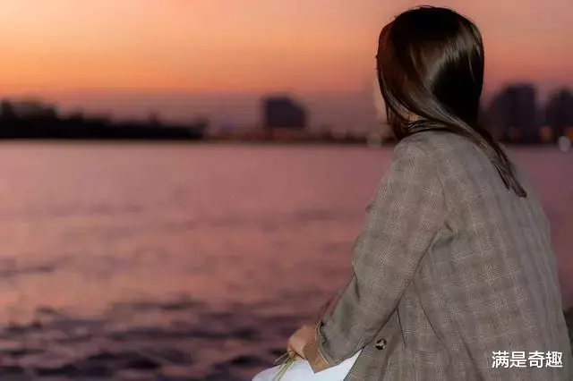 案例:一男子出差时显摆自己的老婆,客户说到:认识,纹了朵玫瑰