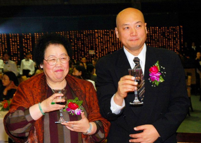 迟重瑞|迟重瑞携妻追悼大师!女方哭到双眼通红站不稳,需小11岁丈夫搀扶