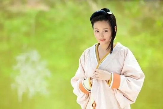 金莎|“可爱教主”金莎，与胡歌搭戏而爆红，如今大方回应38岁没人要