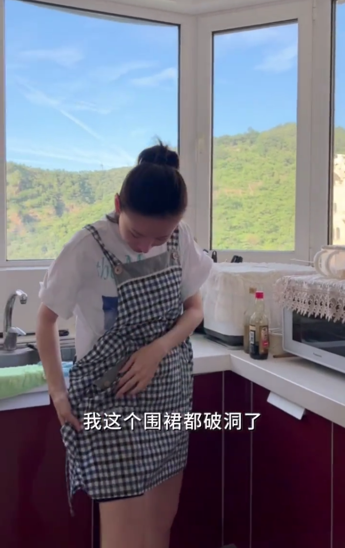 42岁董洁经济拮据?房间窗户破损就快脱落,地板裂缝围裙也破洞