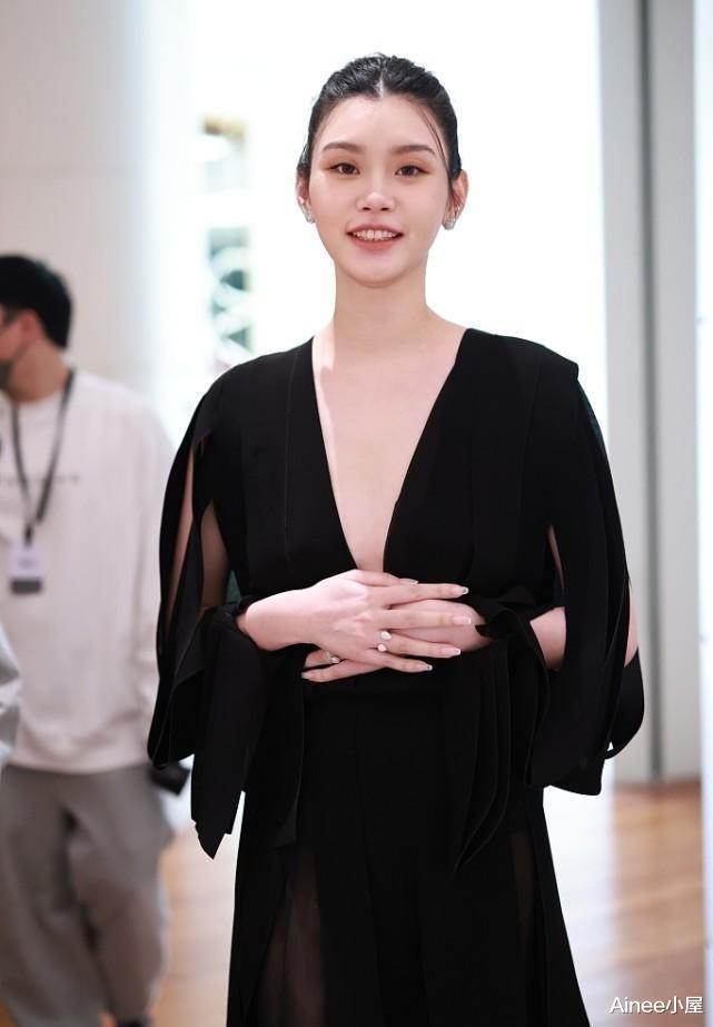 穿衣搭配 奚梦瑶终于有豪门的样子了，穿黑色礼裙高贵大方，不涂红唇也优雅