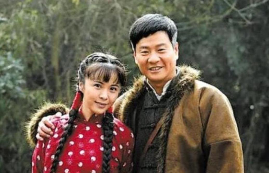 连奕名|连奕名与陈佳妍离婚多年，她带着女儿活出精彩，他在娱乐圈演配角