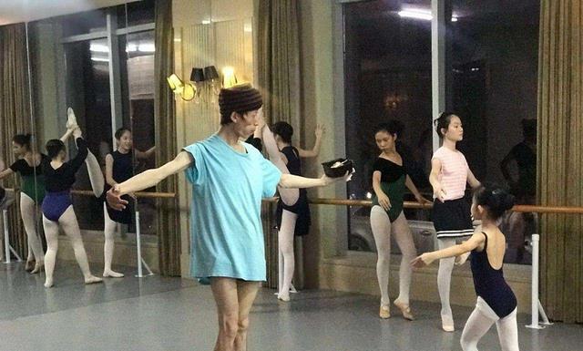 芭蕾舞|46岁“巨婴”郭冷：只会跳舞，连衣服都不会洗，年入百万无人敢嫁