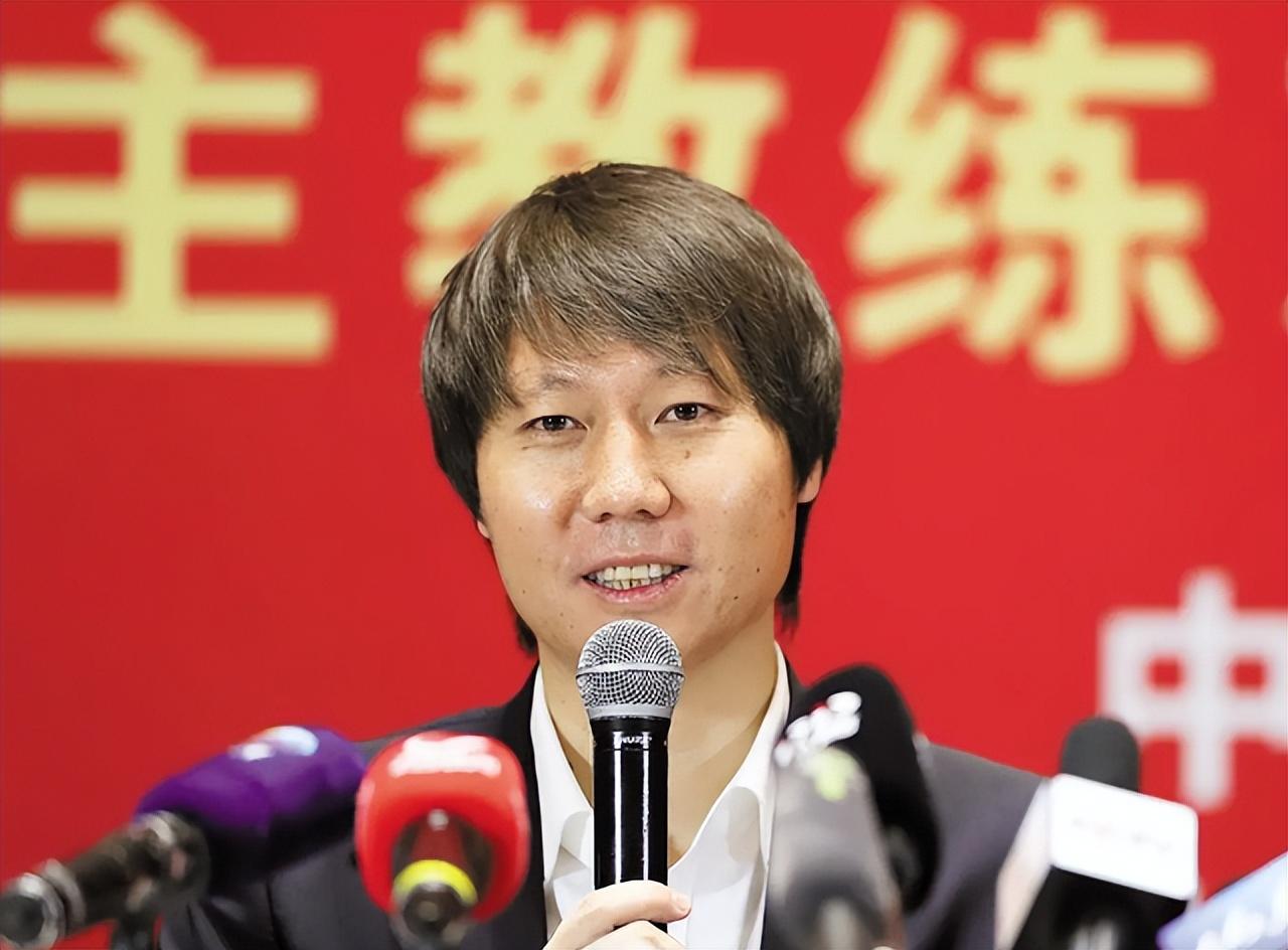 没想到，李铁被曝有两个妻子，一个在美国一个在英国！