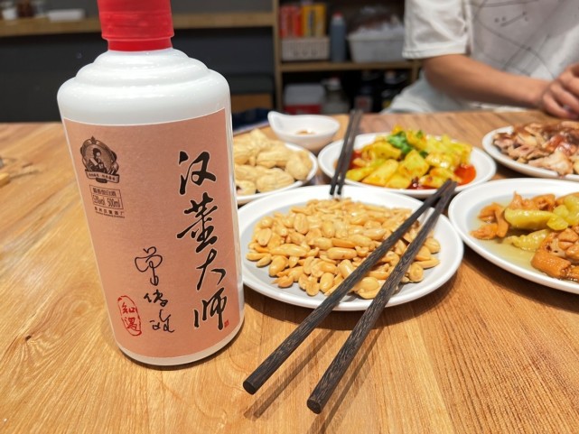 江苏老板给老爸过寿,连开8瓶茅台,喝完瓶子全砸烂,网友热议