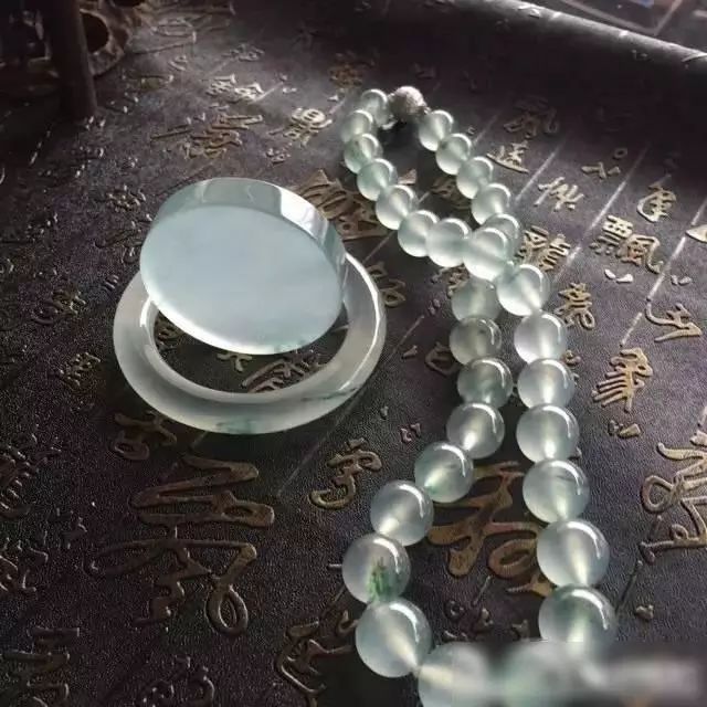 |1800万的至尊木那翡翠原石，切开全是裂，货主含泪车珠子