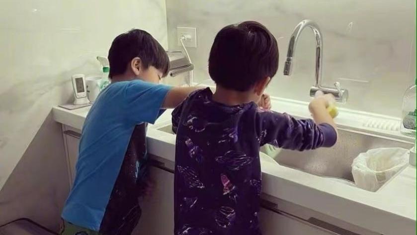 林志颖|林志颖陈若仪为双胞胎儿子庆生，7岁Jenson帮母亲刷碗，超温馨