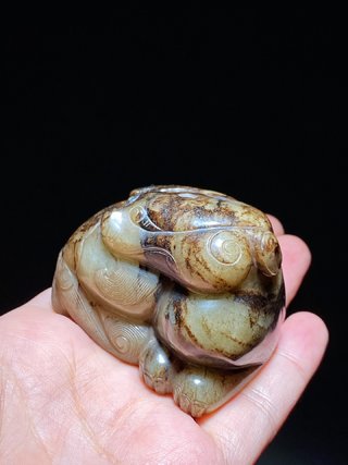 和田玉籽料|宋 和田玉籽料 黑沁 瑞兽 神兽 把件 摆件 席镇