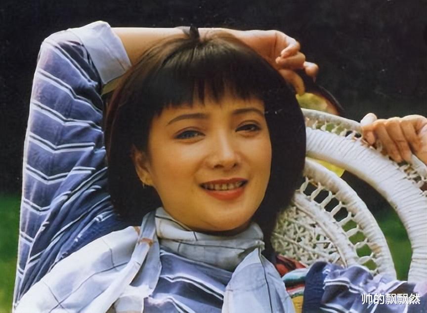 何晴|何晴：父亲早逝母亲患脑出血垂危，与许亚军离婚后，她还好吗？