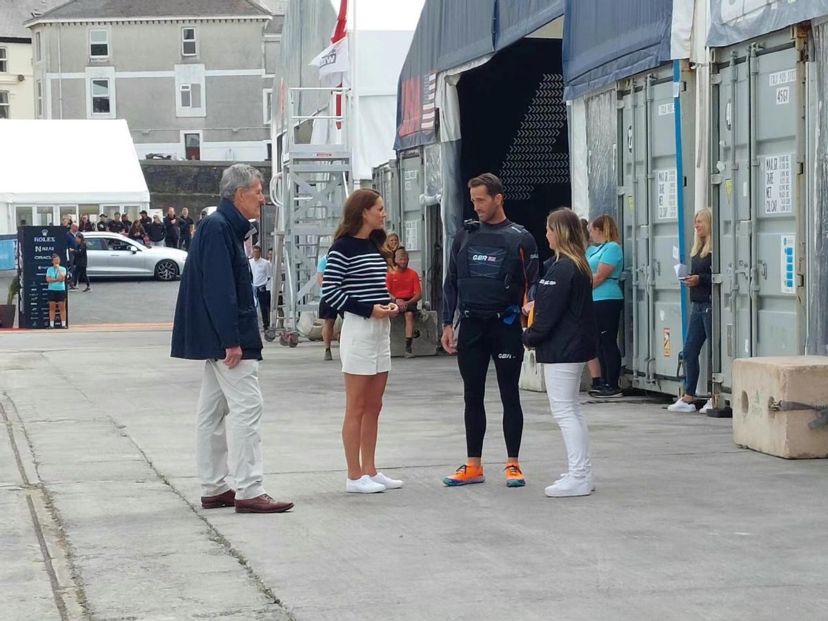 凯特帅起来就没威廉什么事了！穿紧身裤参加车队友谊赛，哪像40岁