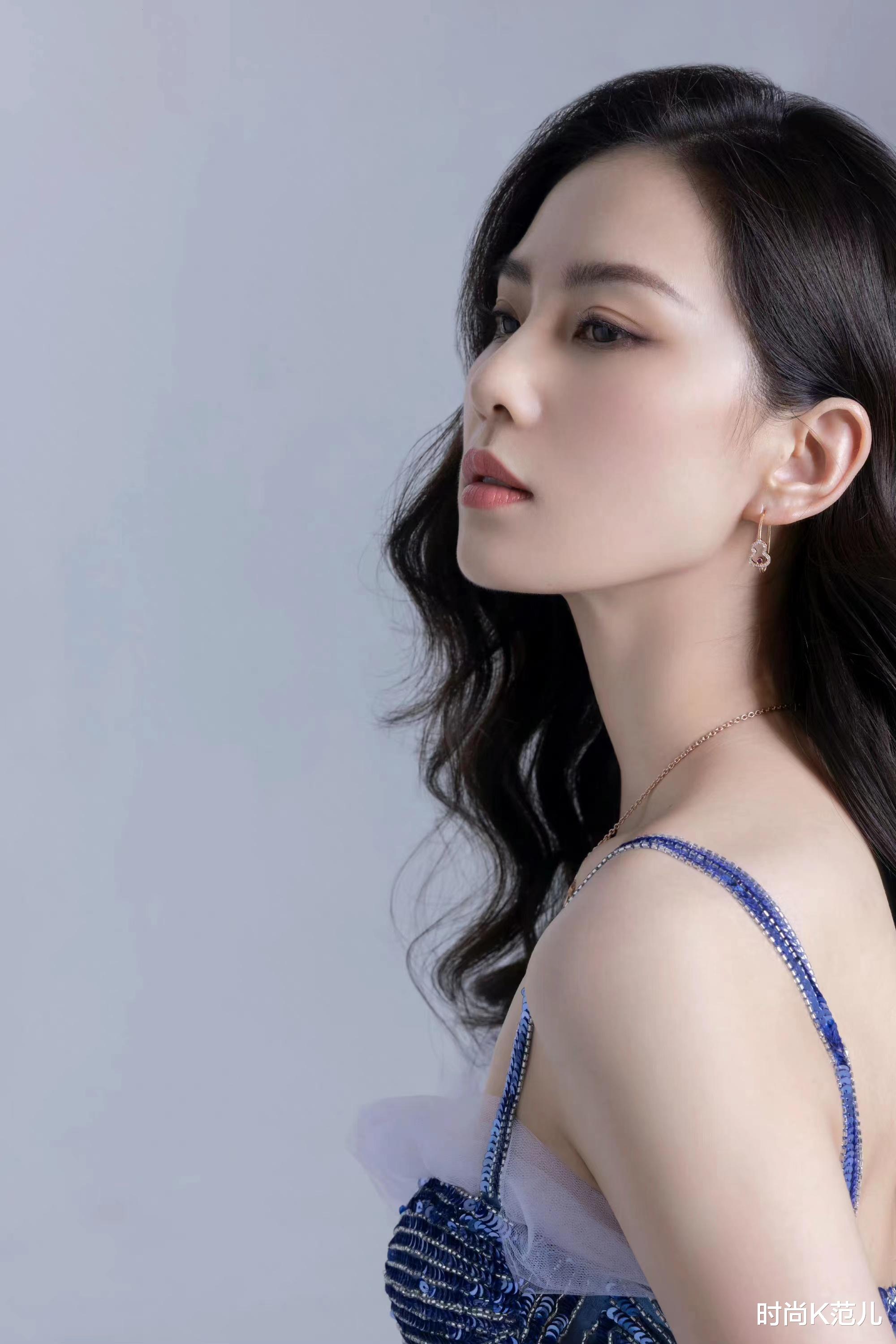 刘诗诗|刘诗诗一袭蓝色亮片裙,搭配波浪卷长发,美得优雅又惊艳!