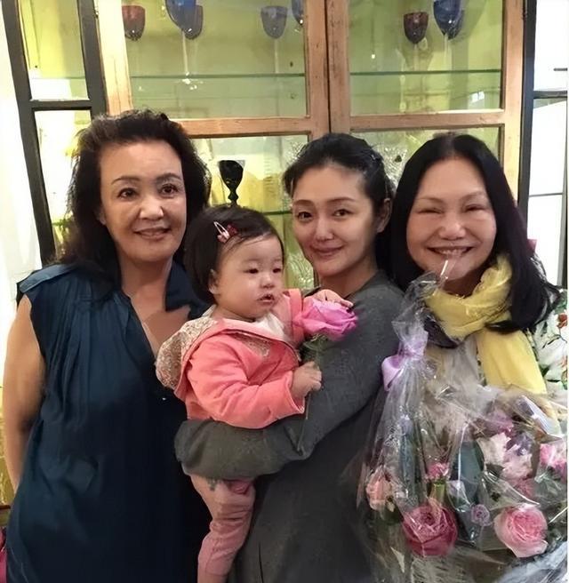 |孙子录视频给张兰庆生，网友称其消费孙子卖货，还指她很少晒孙女